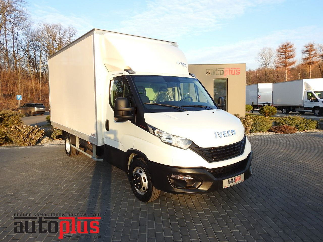 IVECO DAILY 35S16 BOX LIFT 8 PALLETS CRUISE CONTROL AIR CONDITIONING TWIN WHEELS  160HP - Box van: picture 1 IVECO DAILY 35S16 BOX LIFT 8 PALLETS CRUISE CONTROL AIR CONDITIONING TWIN WHEELS  160HP - Box van: picture 1