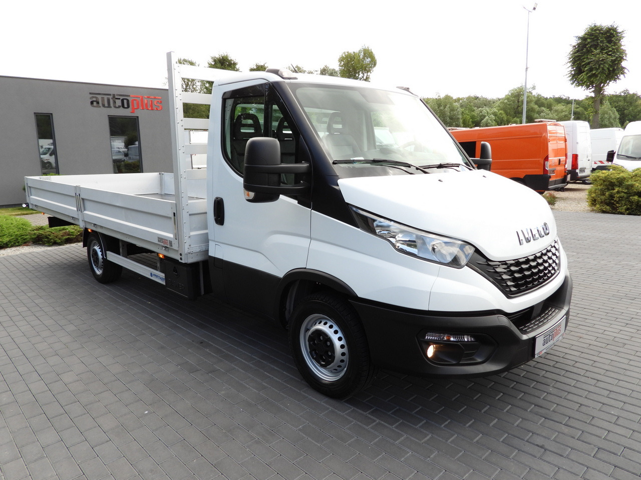 IVECO DAILY 35S16 STAKE BODY 10 PALLETS CRUISE CONTROL AIR CONDITIONING 160HP - Flatbed van: picture 4 IVECO DAILY 35S16 STAKE BODY 10 PALLETS CRUISE CONTROL AIR CONDITIONING 160HP - Flatbed van: picture 4