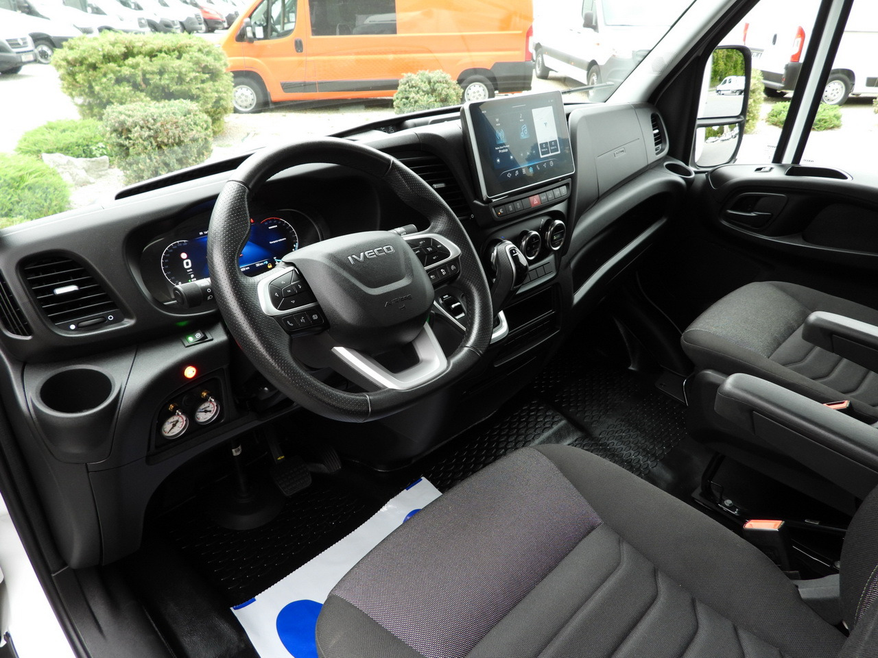 IVECO DAILY 35S18 BOX HI-MATIC LIFT 8 PALLETS CRUISE CONTROL NAVIGATION LED LIGHTS PNEUMATICS AUTOMATIC TRANSMISSION HI-MATIC AIR CONDITIONING 180HP - Box van: picture 2 IVECO DAILY 35S18 BOX HI-MATIC LIFT 8 PALLETS CRUISE CONTROL NAVIGATION LED LIGHTS PNEUMATICS AUTOMATIC TRANSMISSION HI-MATIC AIR CONDITIONING 180HP - Box van: picture 2