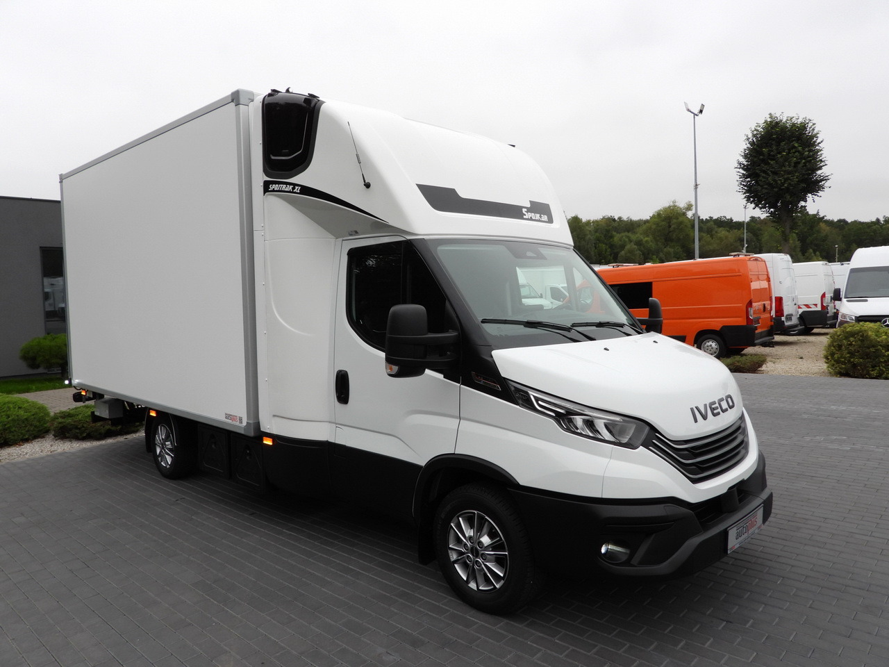 IVECO DAILY 35S18 HI-MATIC LIFT 8 PALLETS CRUISE CONTROL NAVIGATION LED LIGHTS PNEUMATICS AUTOMATIC TRANSMISSION HI-MATIC AIR CONDITIONING 180HP - Box van: picture 4 IVECO DAILY 35S18 HI-MATIC LIFT 8 PALLETS CRUISE CONTROL NAVIGATION LED LIGHTS PNEUMATICS AUTOMATIC TRANSMISSION HI-MATIC AIR CONDITIONING 180HP - Box van: picture 4