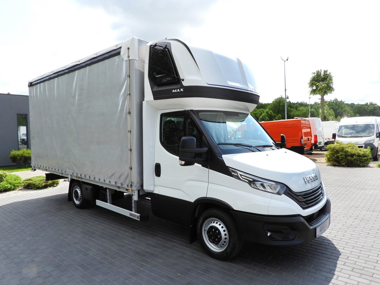 IVECO DAILY 35S18 TARPAULIN 10 PALLETS CRUISE CONTROL LED LIGHTS AIR CONDITIONING 180HP - Curtain side van: picture 4 IVECO DAILY 35S18 TARPAULIN 10 PALLETS CRUISE CONTROL LED LIGHTS AIR CONDITIONING 180HP - Curtain side van: picture 4