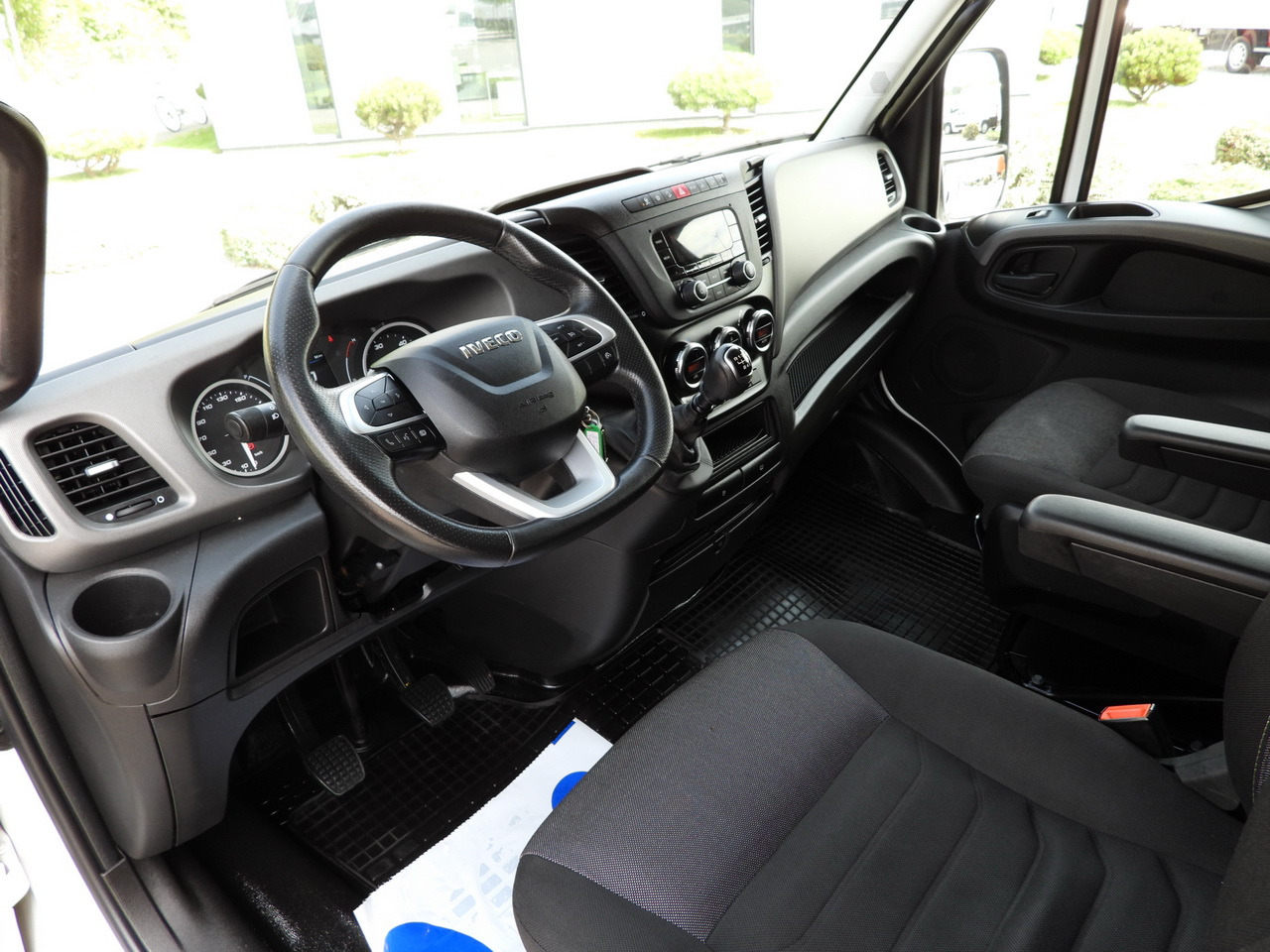 IVECO DAILY 35S18 TARPAULIN LIFT 8 PALLETS CRUISE CONTROL AIR CONDITIONING 180HP - Curtain side van: picture 2 IVECO DAILY 35S18 TARPAULIN LIFT 8 PALLETS CRUISE CONTROL AIR CONDITIONING 180HP - Curtain side van: picture 2
