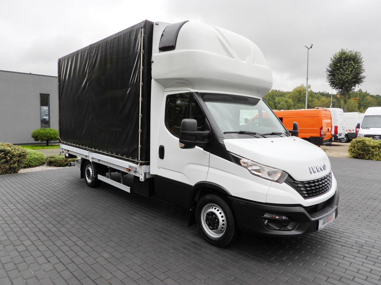 IVECO DAILY 35S18 TARPAULIN LIFT 8 PALLETS WEBASTO CRUISE CONTROL AIR CONDITIONING 180HP - Curtain side van: picture 4 IVECO DAILY 35S18 TARPAULIN LIFT 8 PALLETS WEBASTO CRUISE CONTROL AIR CONDITIONING 180HP - Curtain side van: picture 4