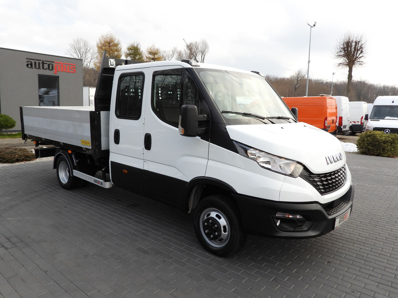 IVECO DAILY 50C16 THREE-WAY TIPPER DOUBLE CABIN DOKA 6 SEATS CRUISE CONTROL PNEUMATICS TWIN WHEELS AIR CONDITIONING 160HP - Tipper van: picture 4 IVECO DAILY 50C16 THREE-WAY TIPPER DOUBLE CABIN DOKA 6 SEATS CRUISE CONTROL PNEUMATICS TWIN WHEELS AIR CONDITIONING 160HP - Tipper van: picture 4