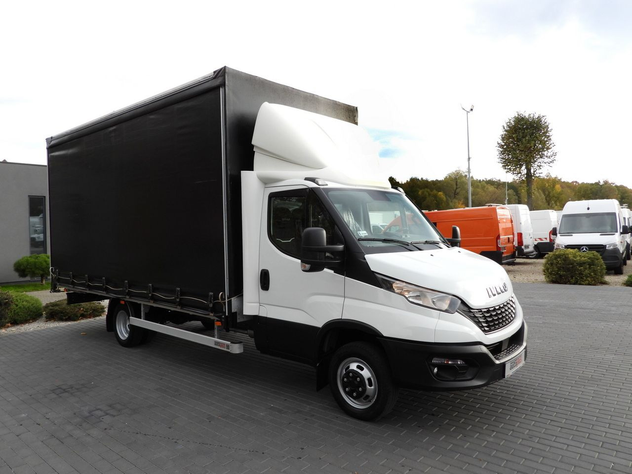 IVECO DAILY 50C17 TARPAULIN 10 PALLETS CRUISE CONTROL PNEUMATICS TWIN WHEELS AIR CONDITIONING  180HP - Curtain side van: picture 4 IVECO DAILY 50C17 TARPAULIN 10 PALLETS CRUISE CONTROL PNEUMATICS TWIN WHEELS AIR CONDITIONING  180HP - Curtain side van: picture 4