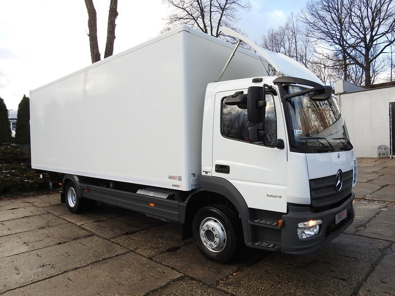 MERCEDES ATEGO 12.24 BOX LIFT 18 PALLETS CRUISE CONTROL AUTOMATIC TRANSMISSION TWIN WHEELS AIR CONDITIONING 240HP - Box truck: picture 4 MERCEDES ATEGO 12.24 BOX LIFT 18 PALLETS CRUISE CONTROL AUTOMATIC TRANSMISSION TWIN WHEELS AIR CONDITIONING 240HP - Box truck: picture 4