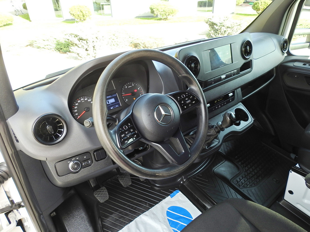 MERCEDES SPRINTER 516 STAKE BODY DOUBLE CABIN DOKA 6 SEATS CRUISE CONTROL AIR CONDITIONING TWIN WHEELS 160HP - Flatbed van: picture 2 MERCEDES SPRINTER 516 STAKE BODY DOUBLE CABIN DOKA 6 SEATS CRUISE CONTROL AIR CONDITIONING TWIN WHEELS 160HP - Flatbed van: picture 2