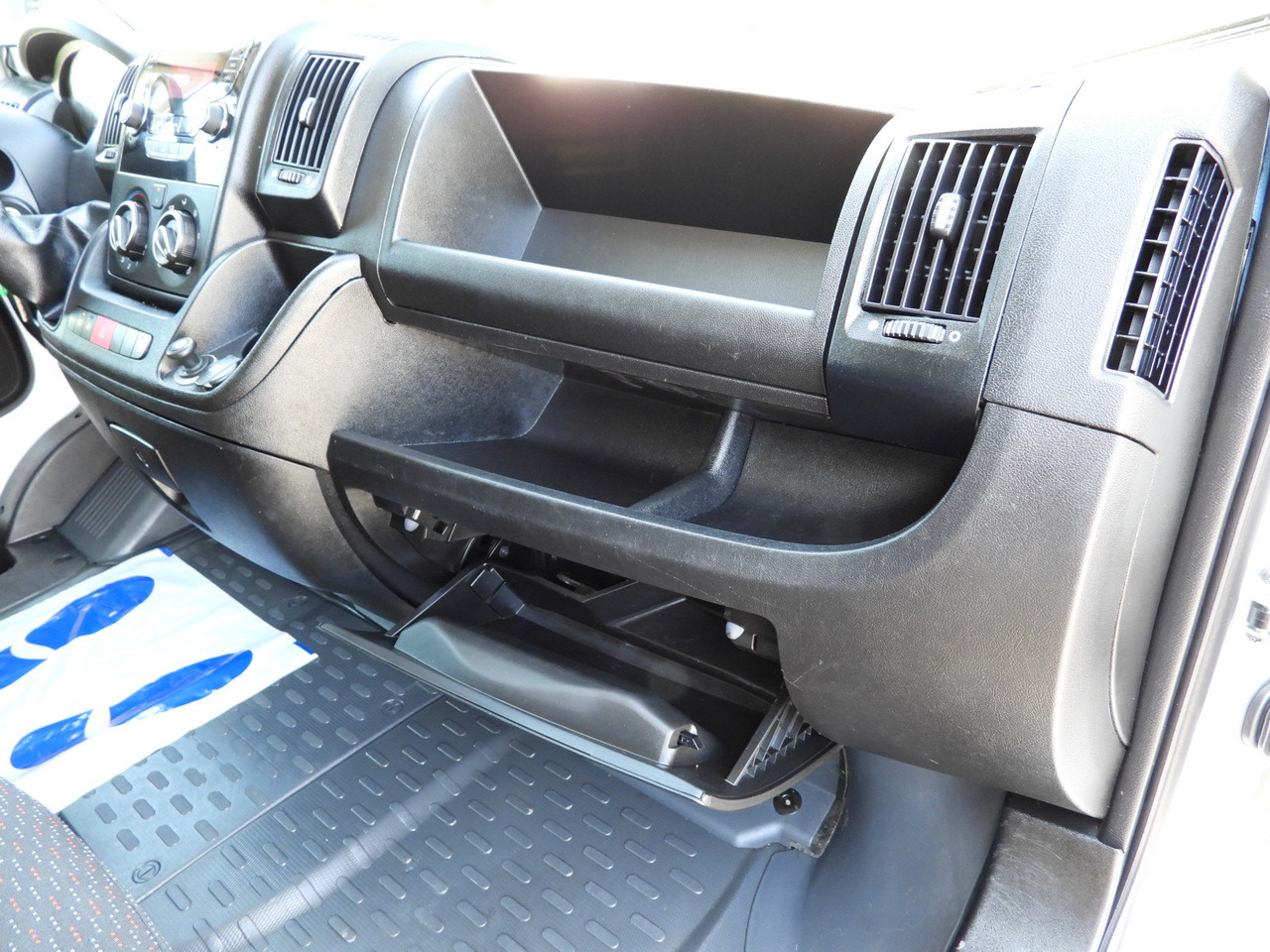 Leasing of PEUGEOT BOXER BOX LIFT 8 PALLETS CRUISE CONTROL AIR CONDITIONING  130HP PEUGEOT BOXER BOX LIFT 8 PALLETS CRUISE CONTROL AIR CONDITIONING  130HP: picture 40