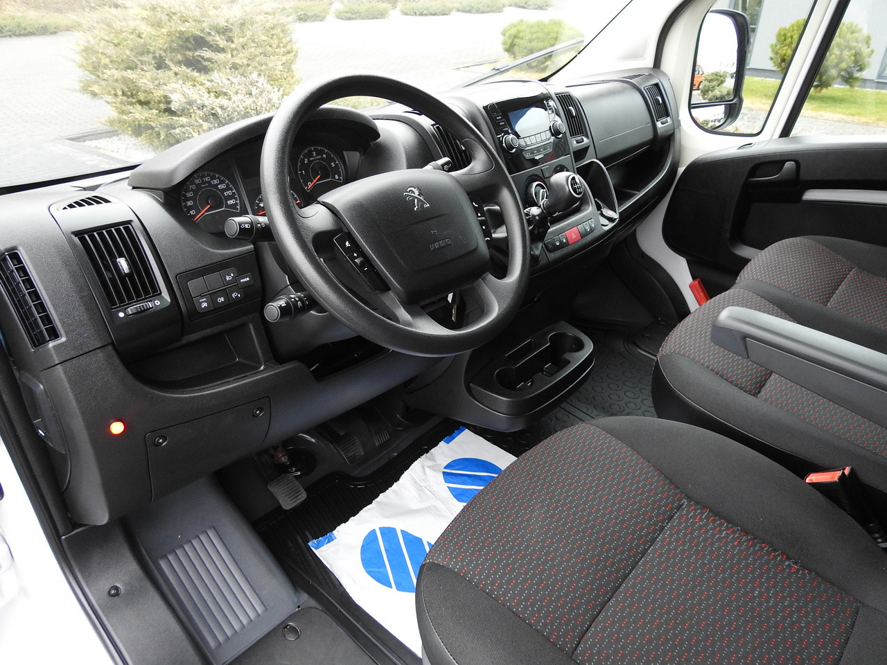 PEUGEOT BOXER BOX LIFT 8 PALLETS CRUISE CONTROL AIR CONDITIONING 140HP - Refrigerated van: picture 2 PEUGEOT BOXER BOX LIFT 8 PALLETS CRUISE CONTROL AIR CONDITIONING 140HP - Refrigerated van: picture 2