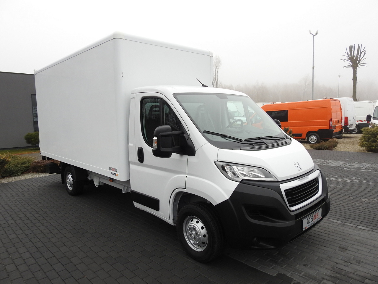 PEUGEOT BOXER BOX LIFT 8 PALLETS CRUISE CONTROL AIR CONDITIONING 140HP - Box van: picture 4 PEUGEOT BOXER BOX LIFT 8 PALLETS CRUISE CONTROL AIR CONDITIONING 140HP - Box van: picture 4