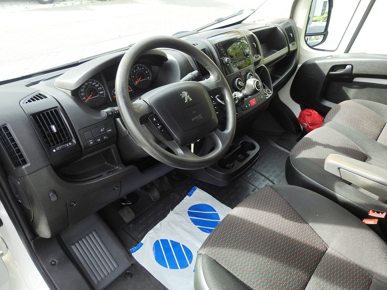PEUGEOT BOXER STAKE BODY DOUBLE CABIN DOKA 7 SEATS AIR CONDITIONING 140HP - Flatbed van: picture 2 PEUGEOT BOXER STAKE BODY DOUBLE CABIN DOKA 7 SEATS AIR CONDITIONING 140HP - Flatbed van: picture 2