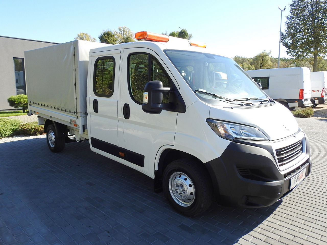 PEUGEOT BOXER STAKE BODY DOUBLE CABIN DOKA 7 SEATS AIR CONDITIONING 140HP - Flatbed van: picture 4 PEUGEOT BOXER STAKE BODY DOUBLE CABIN DOKA 7 SEATS AIR CONDITIONING 140HP - Flatbed van: picture 4