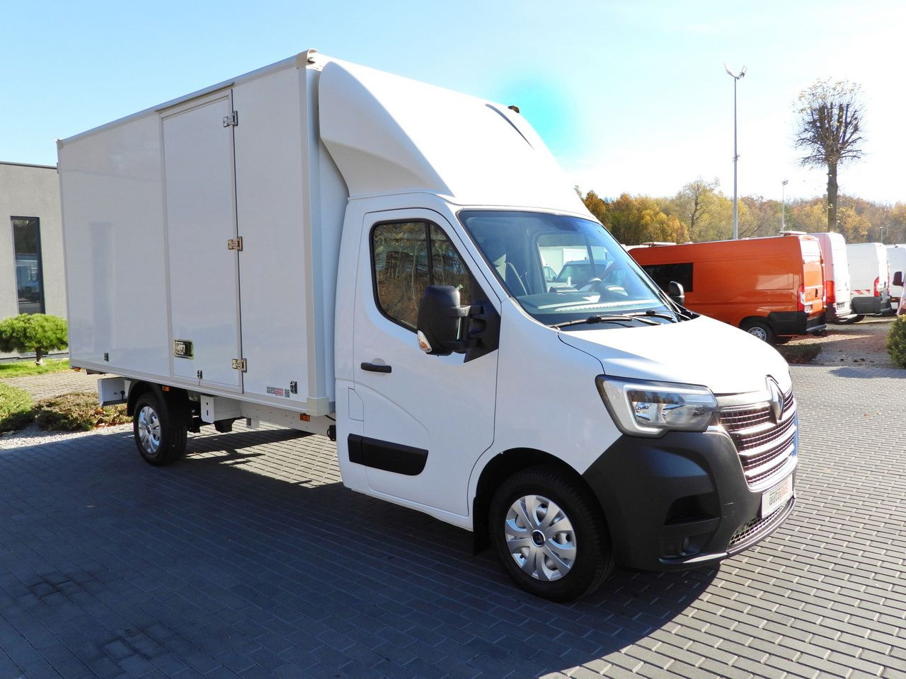 RENAULT MASTER BOX 8 PALLETS CRUISE CONTROL NAVIGATION LED LIGHTS AIR CONDITIONING 145HP - Box van: picture 4 RENAULT MASTER BOX 8 PALLETS CRUISE CONTROL NAVIGATION LED LIGHTS AIR CONDITIONING 145HP - Box van: picture 4