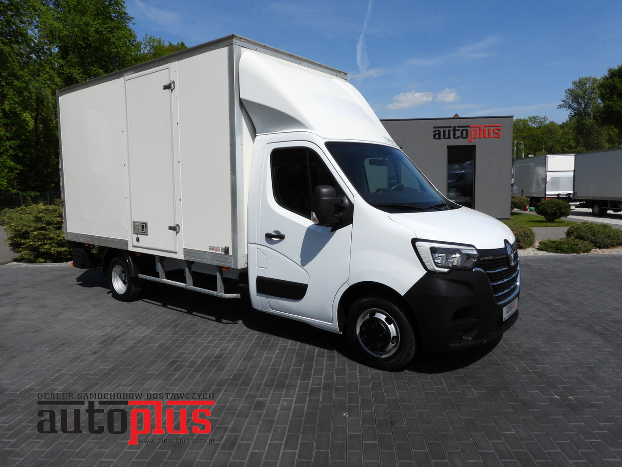 RENAULT MASTER BOX LIFT 8 PALLETS CRUISE CONTROL NAVIGATION LED LIGHTS TWIN WHEELS AIR CONDITIONING 145HP - Box van: picture 1 RENAULT MASTER BOX LIFT 8 PALLETS CRUISE CONTROL NAVIGATION LED LIGHTS TWIN WHEELS AIR CONDITIONING 145HP - Box van: picture 1