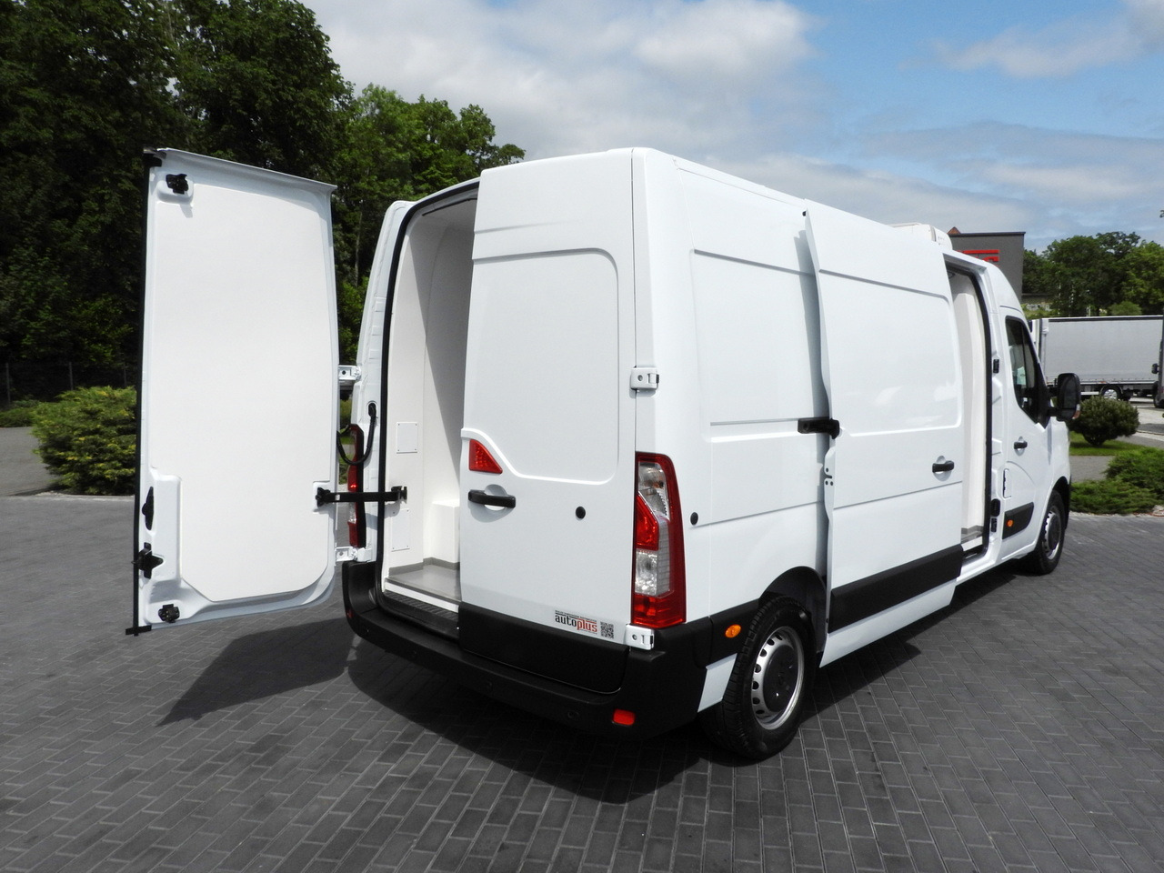 RENAULT MASTER REFRIGERATOR VAN -5*C CRUISE CONTROL NAVIGATION LED LIGHTS AIR CONDITIONING 135HP - Refrigerated van: picture 3 RENAULT MASTER REFRIGERATOR VAN -5*C CRUISE CONTROL NAVIGATION LED LIGHTS AIR CONDITIONING 135HP - Refrigerated van: picture 3