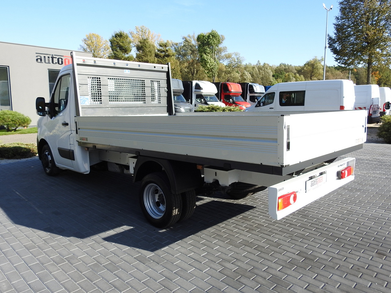 Flatbed van RENAULT MASTER STAKE BODY CRUISE CONTROL AIR CONDITIONING LED LIGHTS TWIN WHEELS  130HP: picture 9 Flatbed van RENAULT MASTER STAKE BODY CRUISE CONTROL AIR CONDITIONING LED LIGHTS TWIN WHEELS  130HP: picture 9