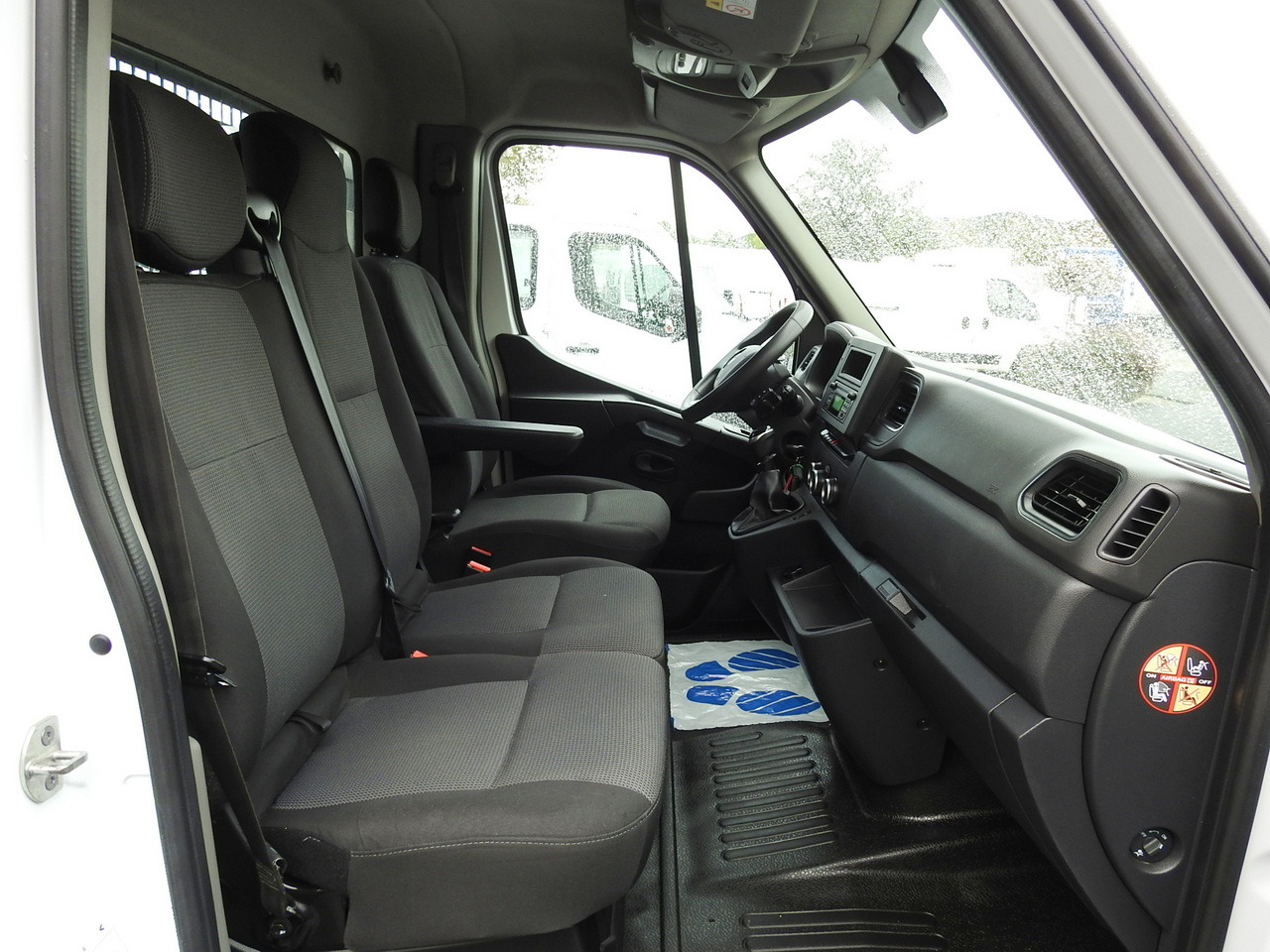 Flatbed van RENAULT MASTER STAKE BODY CRUISE CONTROL AIR CONDITIONING LED LIGHTS TWIN WHEELS  130HP: picture 28 Flatbed van RENAULT MASTER STAKE BODY CRUISE CONTROL AIR CONDITIONING LED LIGHTS TWIN WHEELS  130HP: picture 28