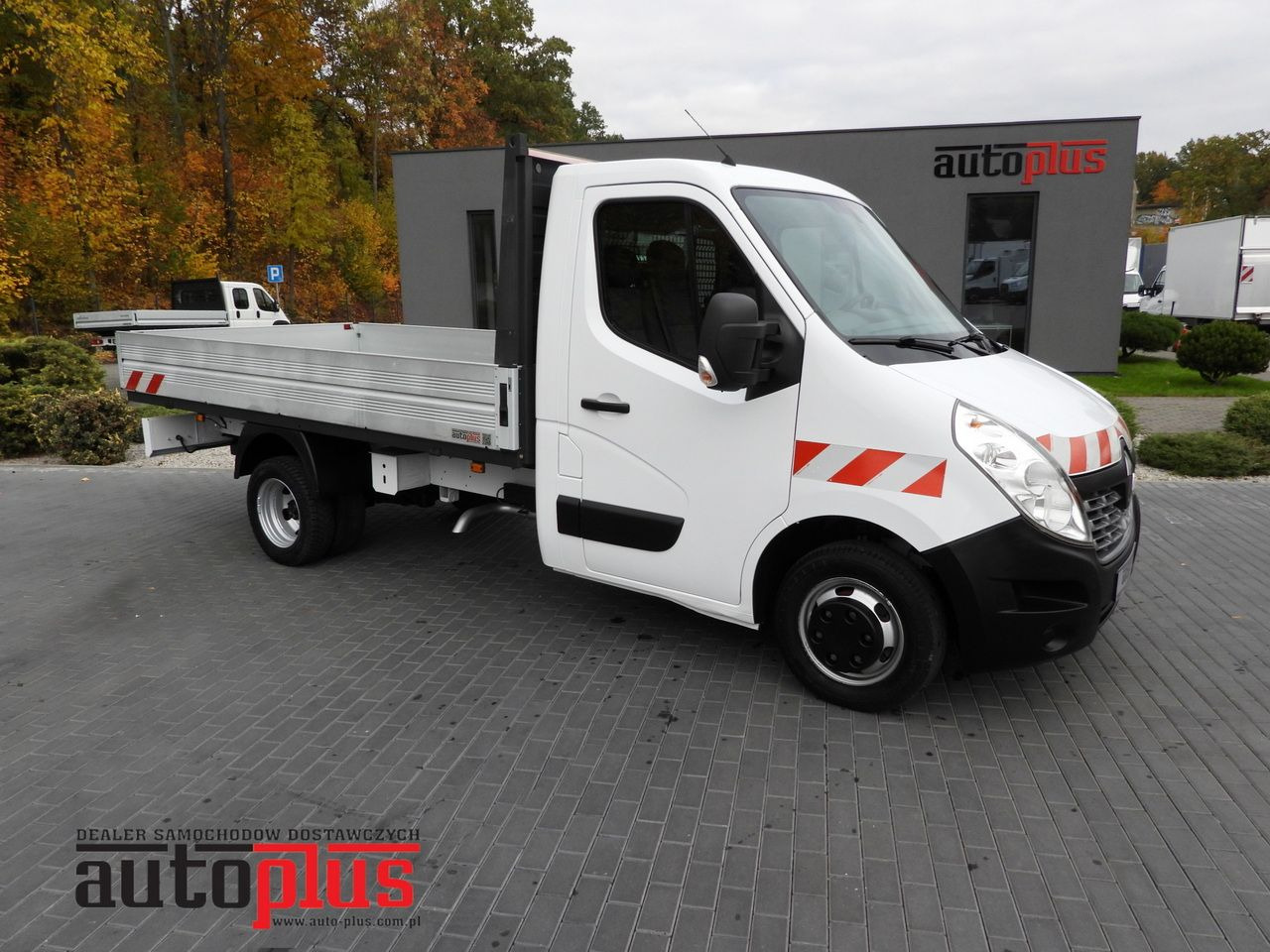 RENAULT MASTER STAKE BODY CRUISE CONTROL NAVIGATION TWIN WHEELS AIR CONDITIONING 130HP - Flatbed van: picture 1 RENAULT MASTER STAKE BODY CRUISE CONTROL NAVIGATION TWIN WHEELS AIR CONDITIONING 130HP - Flatbed van: picture 1