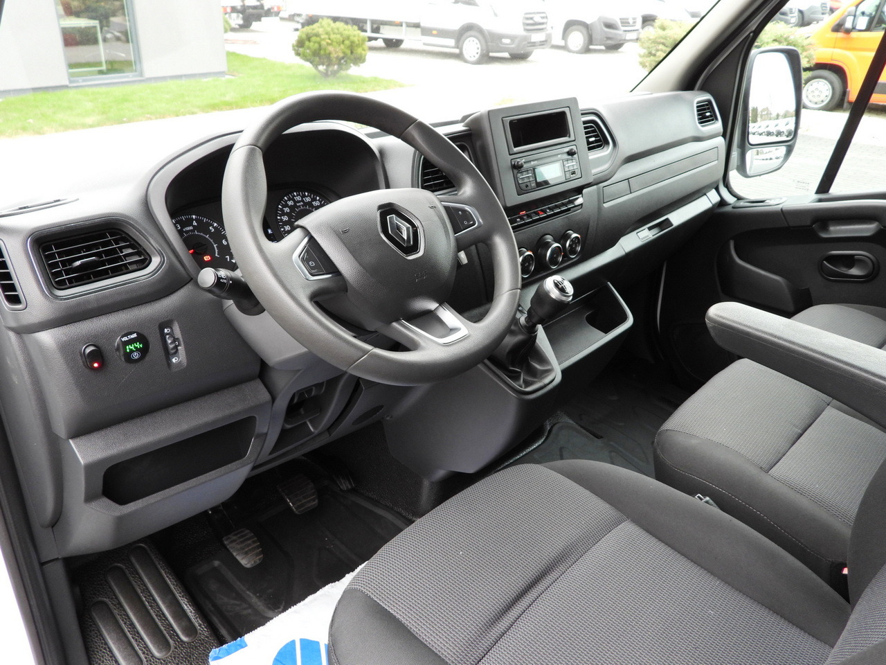 RENAULT MASTER TARPAULIN 10 PALLETS WEBASTO CRUISE CONTROL LED LIGHTS PNEUMATICS AIR CONDITIONING 165HP - Curtain side van: picture 2 RENAULT MASTER TARPAULIN 10 PALLETS WEBASTO CRUISE CONTROL LED LIGHTS PNEUMATICS AIR CONDITIONING 165HP - Curtain side van: picture 2
