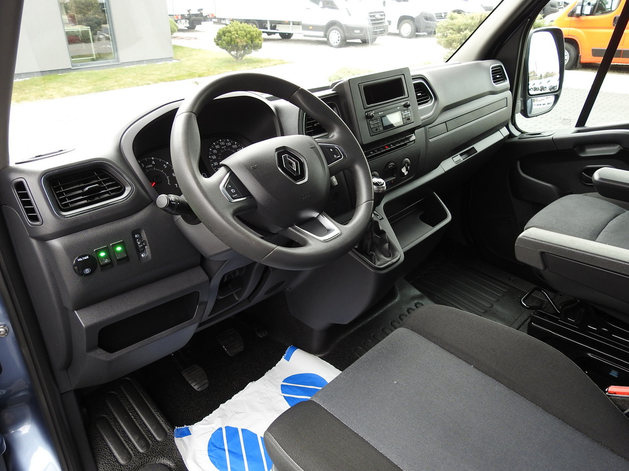 RENAULT MASTER TARPAULIN 10 PALLETS WEBASTO CRUISE CONTROL LED LIGHTS PNEUMATICS AIR CONDITIONING 165HP - Curtain side van: picture 2 RENAULT MASTER TARPAULIN 10 PALLETS WEBASTO CRUISE CONTROL LED LIGHTS PNEUMATICS AIR CONDITIONING 165HP - Curtain side van: picture 2