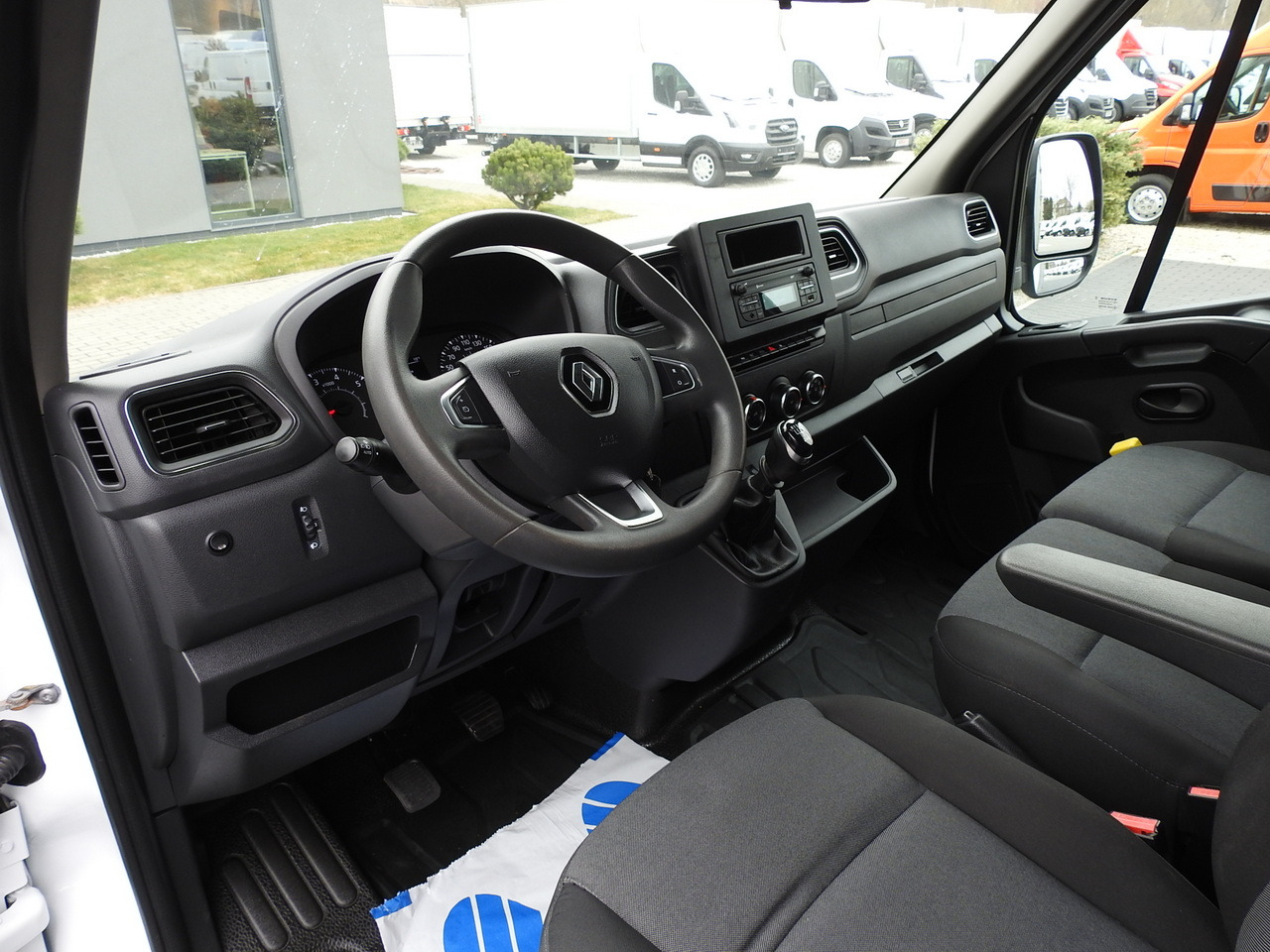 RENAULT MASTER TARPAULIN 10 PALLETS WEBASTO CRUISE CONTROL LED LIGHTS PNEUMATICS AIR CONDITIONING 165HP - Curtain side van: picture 2 RENAULT MASTER TARPAULIN 10 PALLETS WEBASTO CRUISE CONTROL LED LIGHTS PNEUMATICS AIR CONDITIONING 165HP - Curtain side van: picture 2
