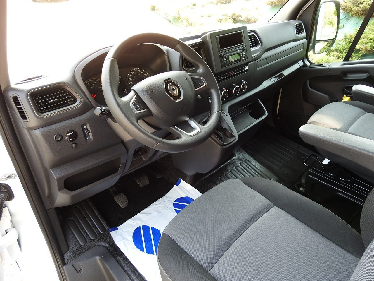 RENAULT MASTER TARPAULIN 8 PALLETS WEBASTO CRUISE CONTROL LED LIGHTS PNEUMATICS 165HP - Curtain side van: picture 2 RENAULT MASTER TARPAULIN 8 PALLETS WEBASTO CRUISE CONTROL LED LIGHTS PNEUMATICS 165HP - Curtain side van: picture 2