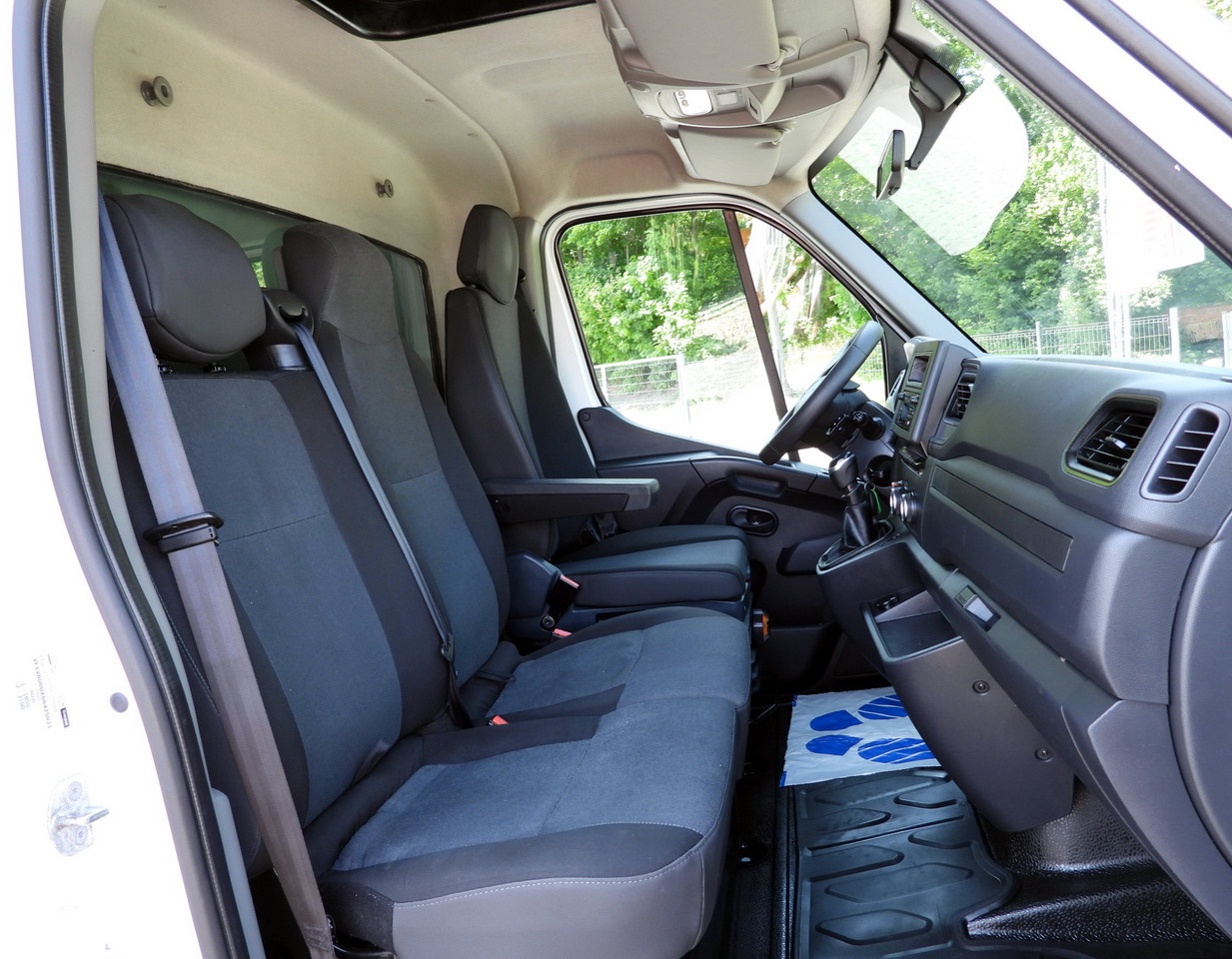 Curtain side van RENAULT MASTER TARPAULIN LIFT 10 PALLETS WEBASTO CRUISE CONTROL LED LIGHTS PNEUMATICS AIR CONDITIONING 165HP: picture 40 Curtain side van RENAULT MASTER TARPAULIN LIFT 10 PALLETS WEBASTO CRUISE CONTROL LED LIGHTS PNEUMATICS AIR CONDITIONING 165HP: picture 40