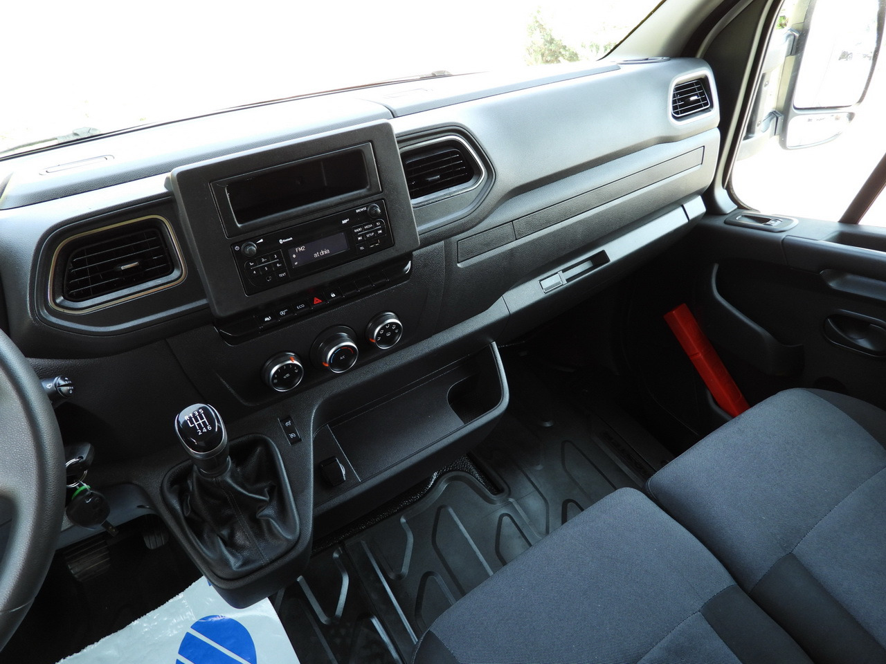 Curtain side van RENAULT MASTER TARPAULIN LIFT 10 PALLETS WEBASTO CRUISE CONTROL LED LIGHTS PNEUMATICS AIR CONDITIONING 165HP: picture 34 Curtain side van RENAULT MASTER TARPAULIN LIFT 10 PALLETS WEBASTO CRUISE CONTROL LED LIGHTS PNEUMATICS AIR CONDITIONING 165HP: picture 34