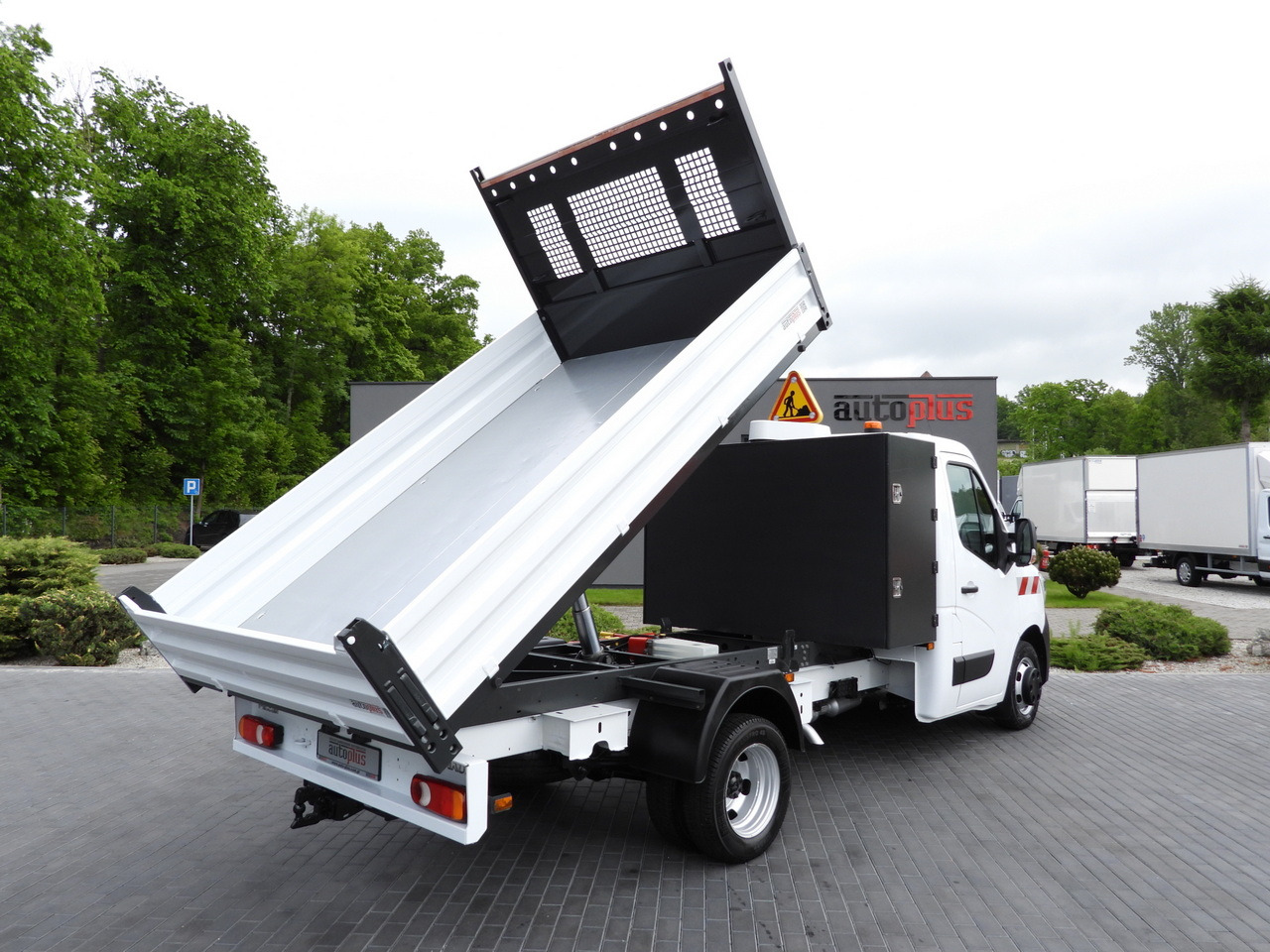 RENAULT MASTER TIPPER CRUISE CONTROL LED LIGHTS TWIN WHEELS AIR CONDITIONING 130HP - Tipper van: picture 3 RENAULT MASTER TIPPER CRUISE CONTROL LED LIGHTS TWIN WHEELS AIR CONDITIONING 130HP - Tipper van: picture 3