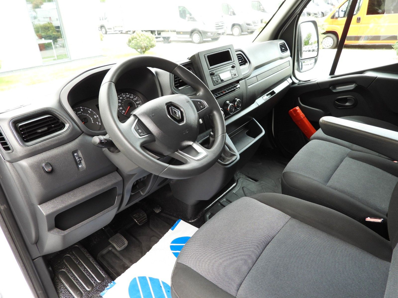 Renault MASTER PRITSCHE PLANE 10 PALETTEN TEMPOMAT - Curtain side van: picture 2 Renault MASTER PRITSCHE PLANE 10 PALETTEN TEMPOMAT - Curtain side van: picture 2