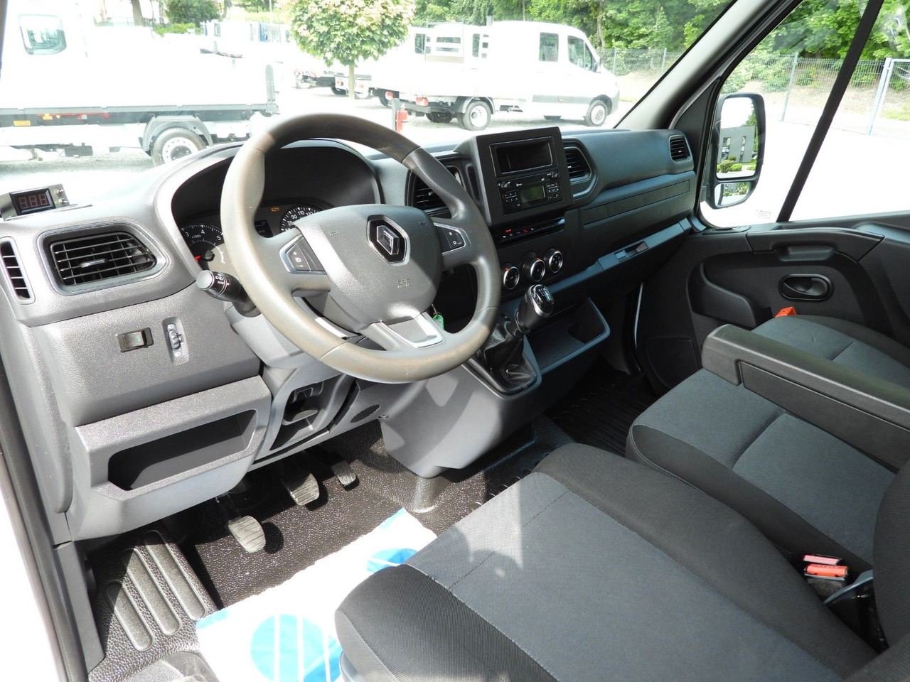 Renault MASTER PRITSCHE PLANE 10 PALETTEN WEBASTO A/C - Curtain side van: picture 2 Renault MASTER PRITSCHE PLANE 10 PALETTEN WEBASTO A/C - Curtain side van: picture 2