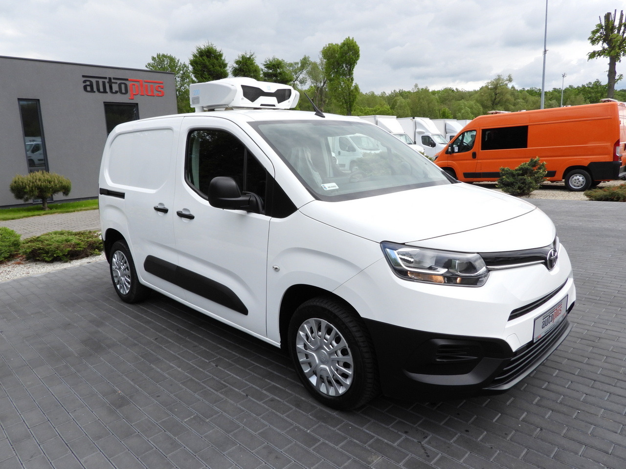 TOYOTA PROACE CITY REFRIGERATOR VAN -15*C POWER SUPPLY 230V CRUISE CONTROL AIR CONDITIONING 100HP - Refrigerated van: picture 4 TOYOTA PROACE CITY REFRIGERATOR VAN -15*C POWER SUPPLY 230V CRUISE CONTROL AIR CONDITIONING 100HP - Refrigerated van: picture 4