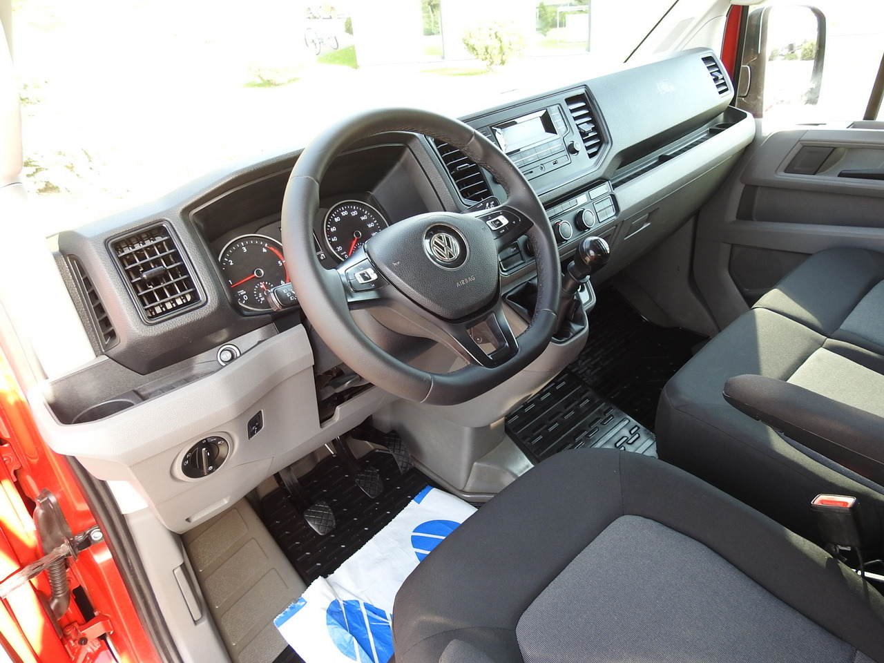 VOLKSWAGEN CRAFTER STAKE BODY DOUBLE CABIN DOKA 7 SEATS AIR CONDITIONING 140HP - Flatbed van: picture 2 VOLKSWAGEN CRAFTER STAKE BODY DOUBLE CABIN DOKA 7 SEATS AIR CONDITIONING 140HP - Flatbed van: picture 2