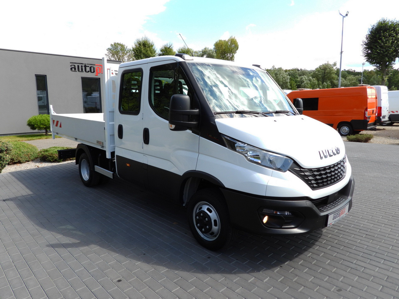 IVECO DAILY 35C16 TIPPER DOUBLE CABIN DOKA 6 SEATS CRUISE CONTROL NAVIGATION TWIN WHEELS AIR CONDITIONING 160HP - Van: picture 4 IVECO DAILY 35C16 TIPPER DOUBLE CABIN DOKA 6 SEATS CRUISE CONTROL NAVIGATION TWIN WHEELS AIR CONDITIONING 160HP - Van: picture 4