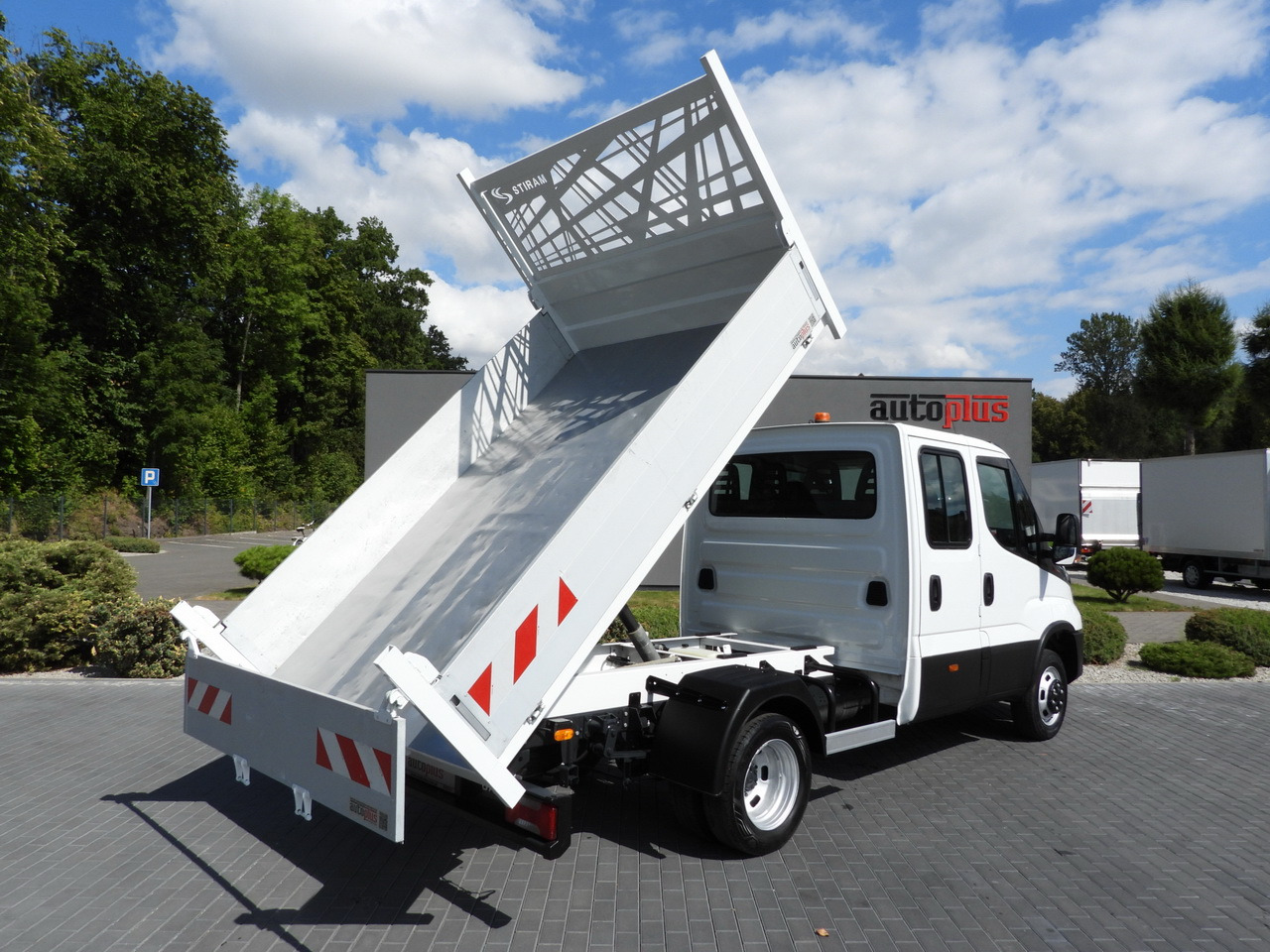 IVECO DAILY 35C16 TIPPER DOUBLE CABIN DOKA 6 SEATS CRUISE CONTROL NAVIGATION TWIN WHEELS AIR CONDITIONING 160HP - Van: picture 3 IVECO DAILY 35C16 TIPPER DOUBLE CABIN DOKA 6 SEATS CRUISE CONTROL NAVIGATION TWIN WHEELS AIR CONDITIONING 160HP - Van: picture 3