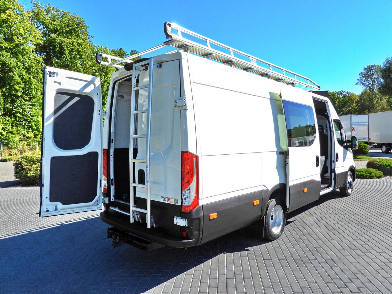 IVECO DAILY 35C17 BOX DELIVERY VAN 6 SEATS CRUISE CONTROL TWIN WHEELS AIR CONDITIONING 170HP - Van: picture 3 IVECO DAILY 35C17 BOX DELIVERY VAN 6 SEATS CRUISE CONTROL TWIN WHEELS AIR CONDITIONING 170HP - Van: picture 3
