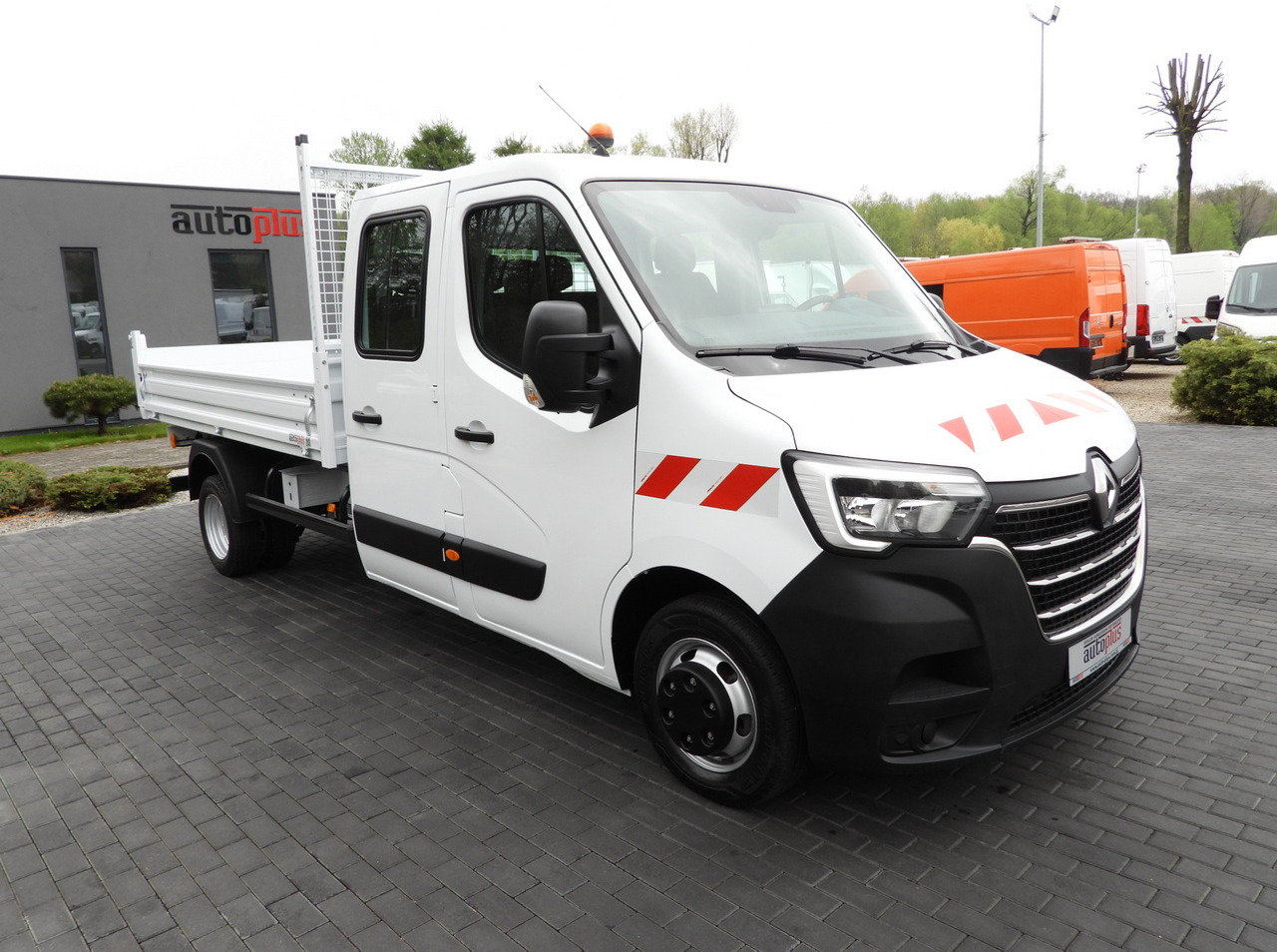 RENAULT MASTER TIPPER DOUBLE CABIN DOKA 6 SEATS CRUISE CONTROL LED LIGHTS TWIN WHEELS AIR CONDITIONING 130HP - Van: picture 4 RENAULT MASTER TIPPER DOUBLE CABIN DOKA 6 SEATS CRUISE CONTROL LED LIGHTS TWIN WHEELS AIR CONDITIONING 130HP - Van: picture 4