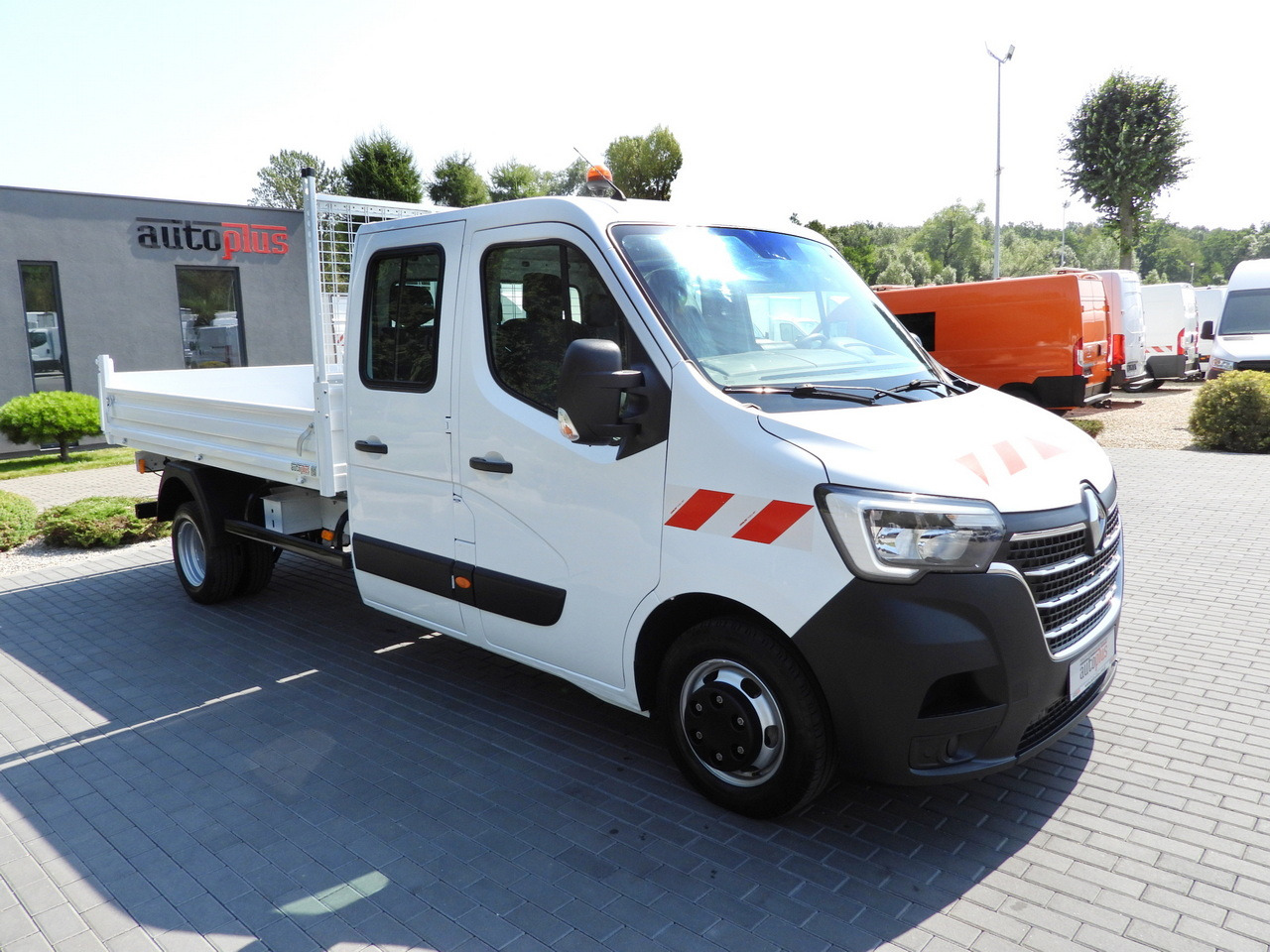 RENAULT MASTER TIPPER DOUBLE CABIN DOKA 6 SEATS CRUISE CONTROL LED LIGHTS TWIN WHEELS AIR CONDITIONING 130HP - Van: picture 4 RENAULT MASTER TIPPER DOUBLE CABIN DOKA 6 SEATS CRUISE CONTROL LED LIGHTS TWIN WHEELS AIR CONDITIONING 130HP - Van: picture 4