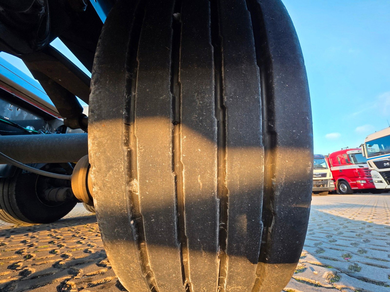 Container transporter/ Swap body semi-trailer Krone SD / Teleskop / 11.035-12.640 / Liftachse: picture 22