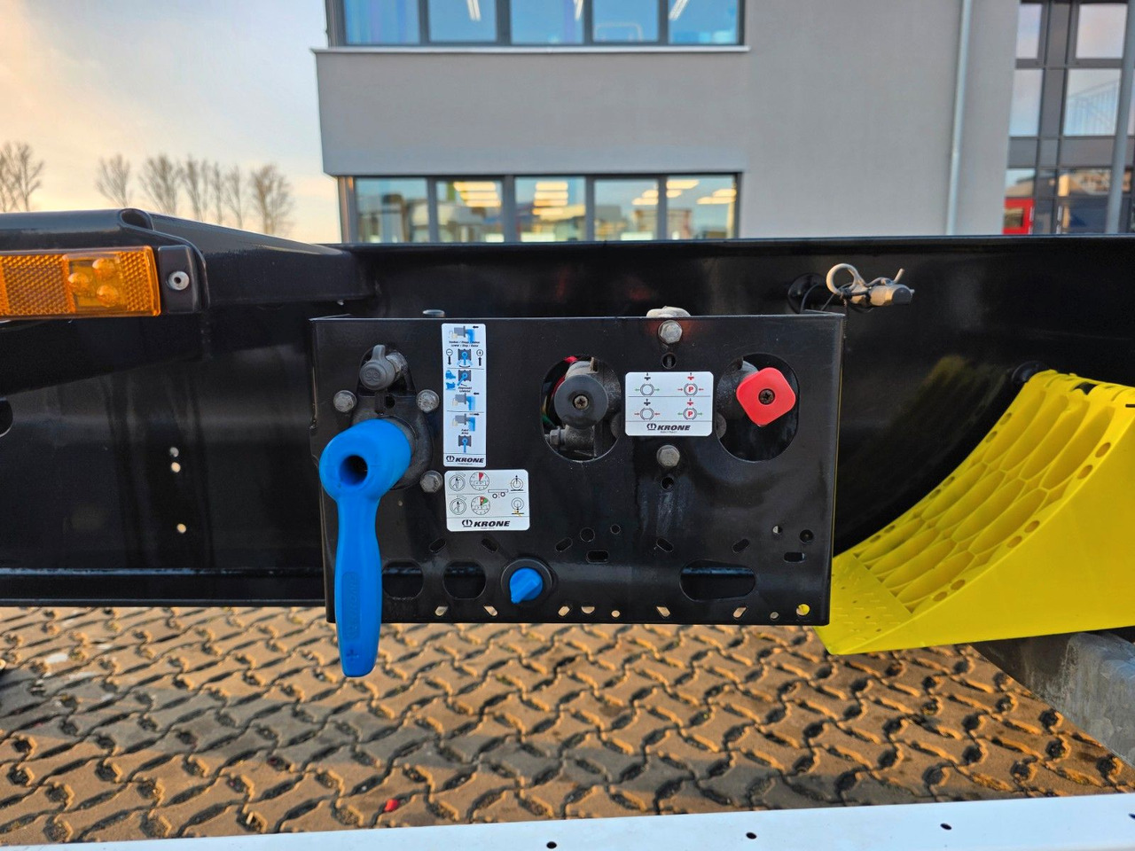 Container transporter/ Swap body semi-trailer Krone SD / Teleskop / 11.035-12.640 / Liftachse: picture 14