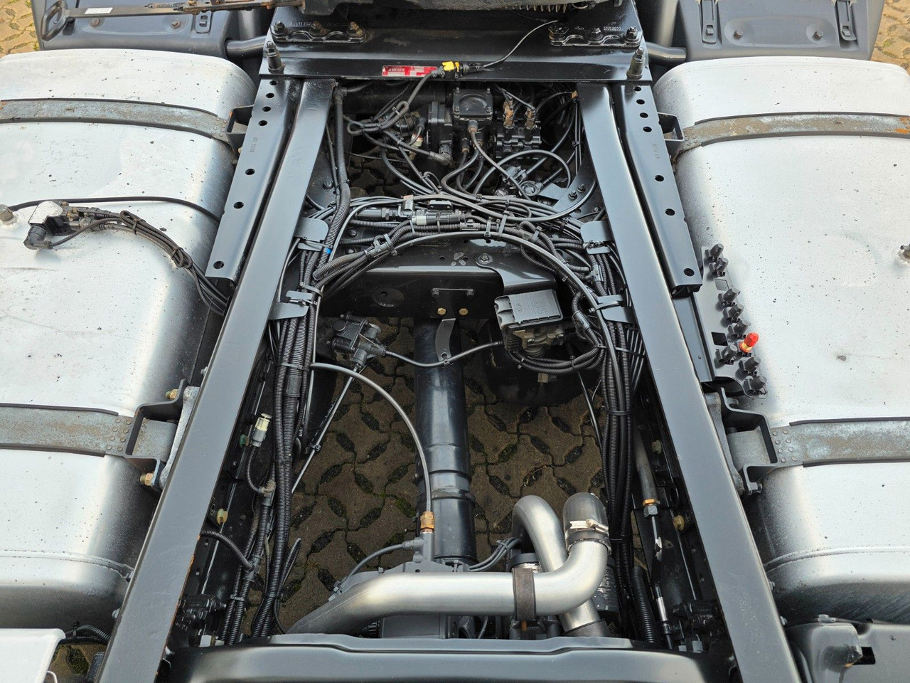 Tractor unit MAN TGX 18.460 4X2 LLS-U / Retarder / 2 Tanks: picture 12