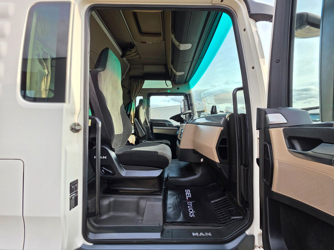 Tractor unit MAN TGX 18.460 4X2 LLS-U / Retarder / 2 Tanks: picture 28