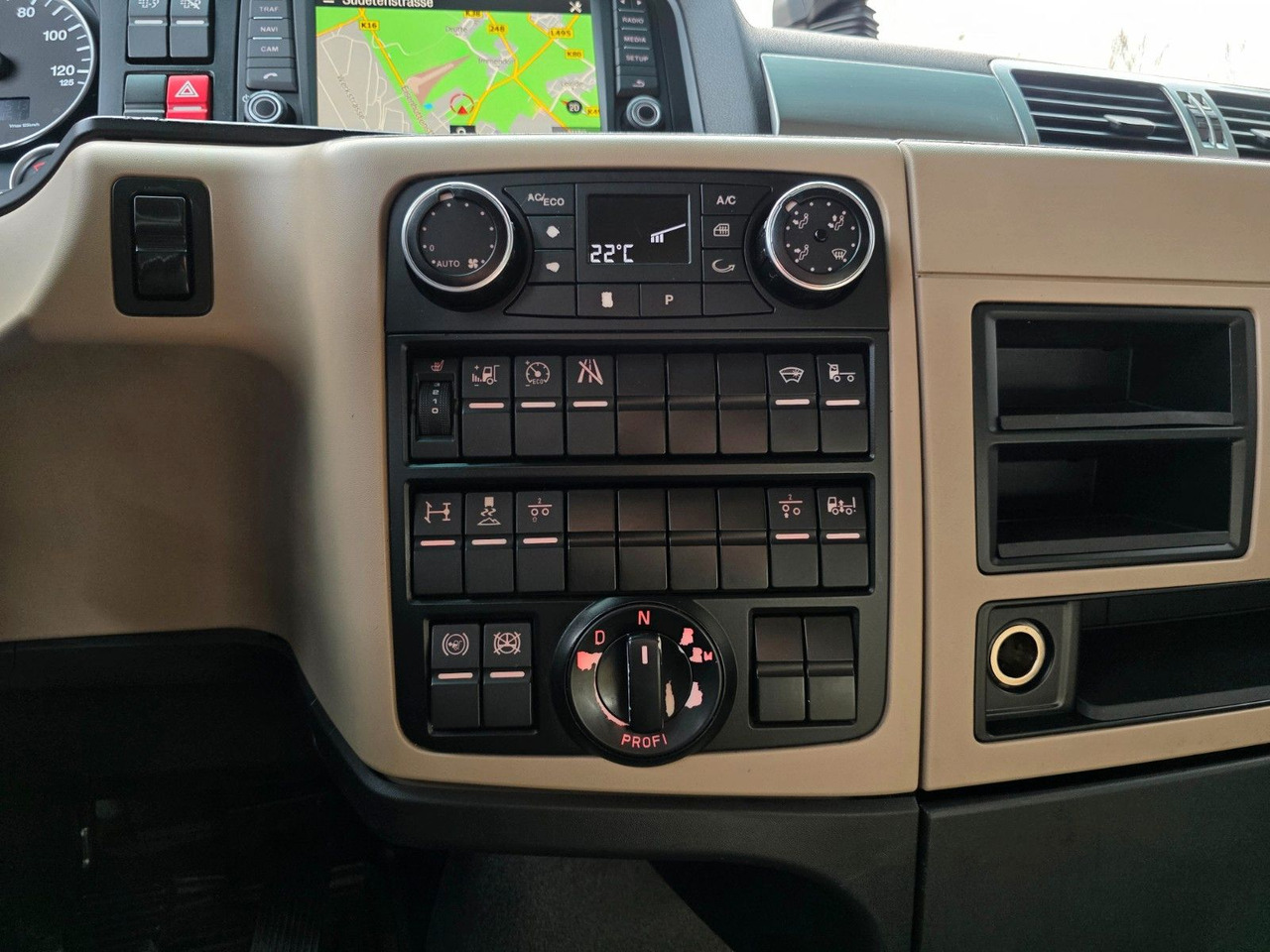 Tractor unit MAN TGX 18.460 4X2 LLS-U / Retarder / 2 Tanks: picture 42