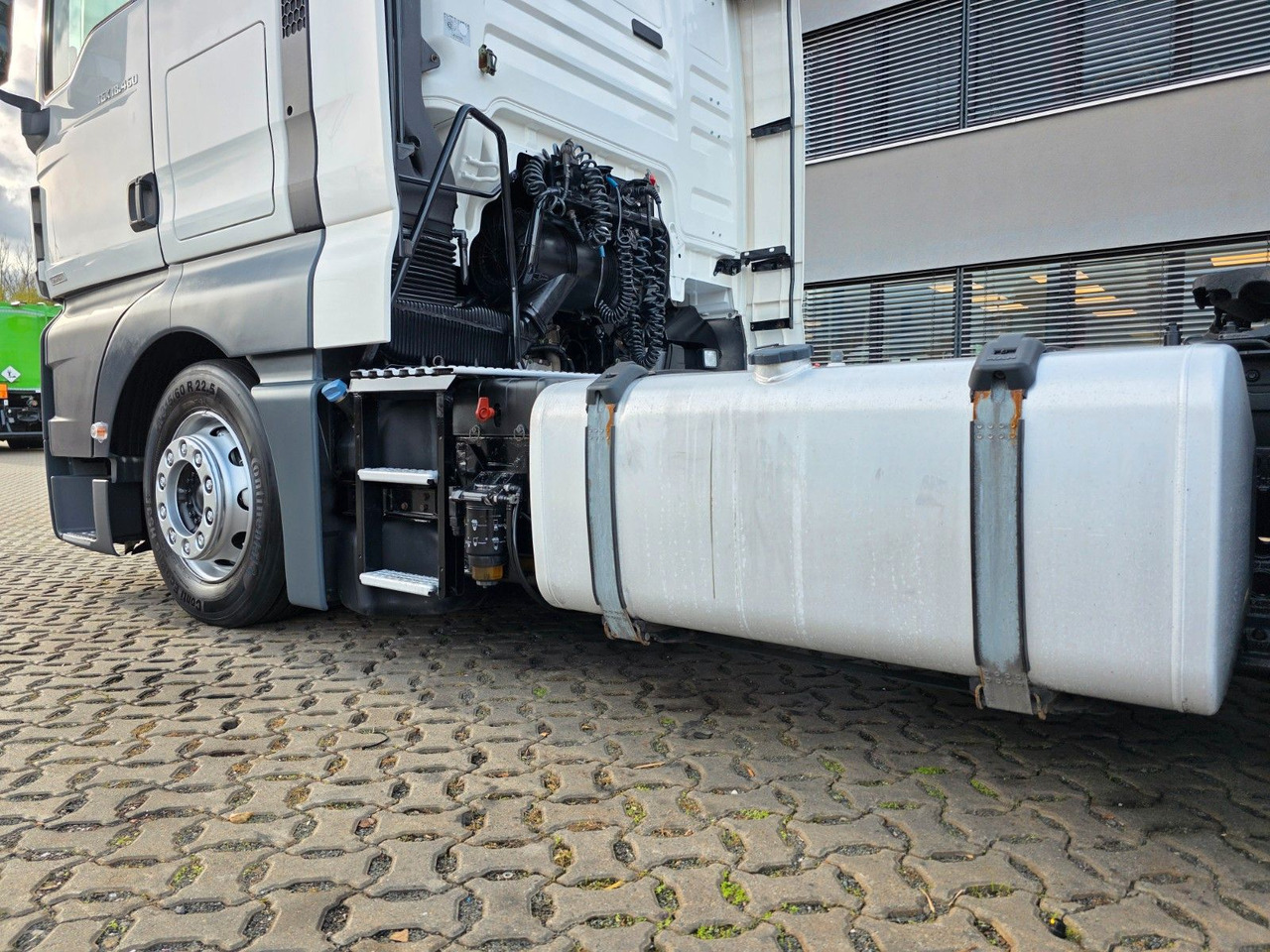 Tractor unit MAN TGX 18.460 4X2 LLS-U / Retarder / 2 Tanks: picture 13