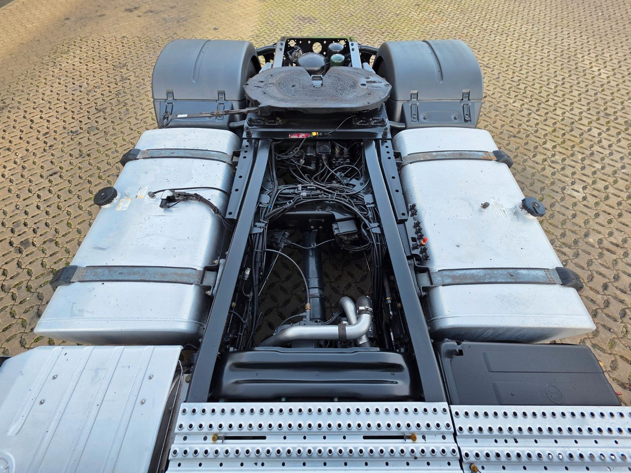 Tractor unit MAN TGX 18.460 4X2 LLS-U / Retarder / 2 Tanks: picture 11