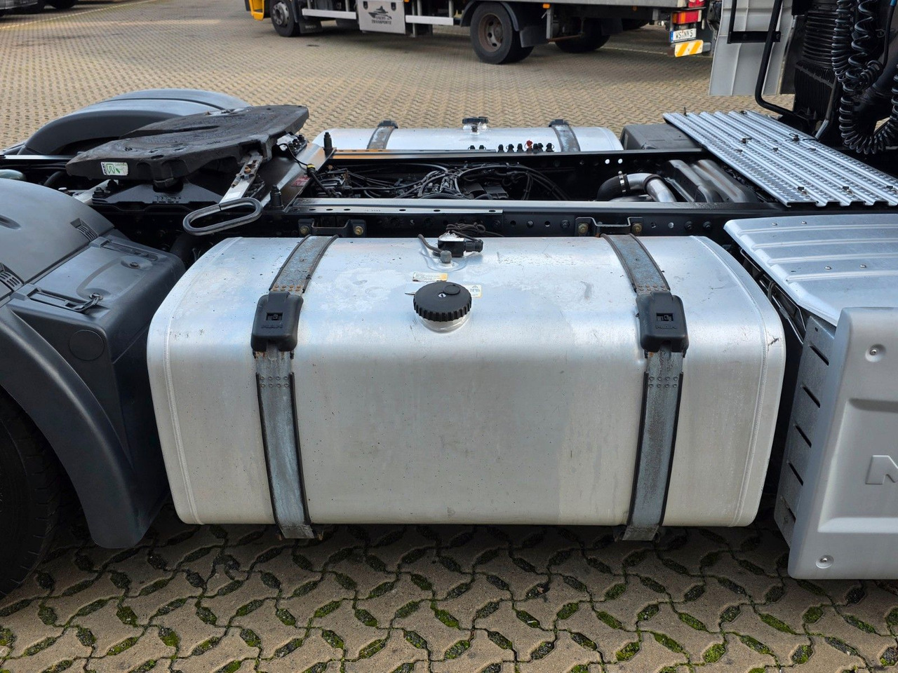 Tractor unit MAN TGX 18.460 4X2 LLS-U / Retarder / 2 Tanks: picture 17