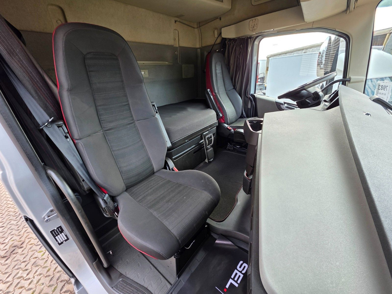 Tractor unit Volvo FH 460 / Alu-Felgen / Standklimaanlage: picture 18