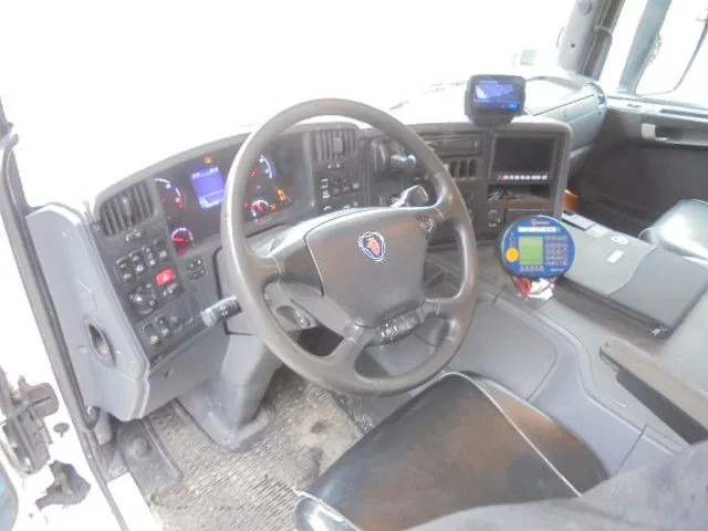 Hook lift truck, Crane truck Scania P370 8X2 HAAK + KRAAN NL TRUCK LOW KM: picture 9 Hook lift truck, Crane truck Scania P370 8X2 HAAK + KRAAN NL TRUCK LOW KM: picture 9