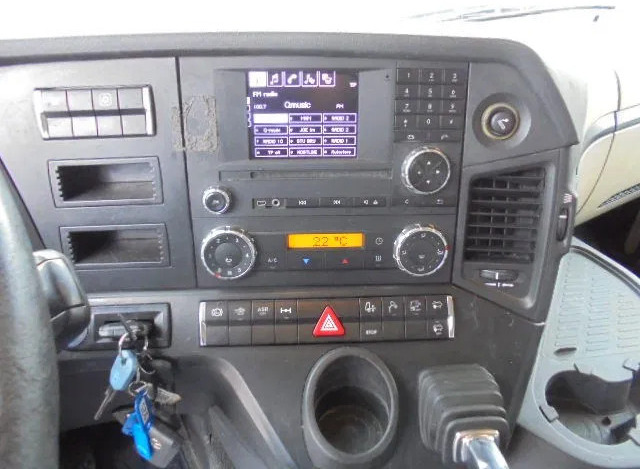 Tractor unit Mercedes-Benz Actros 1842 LS EUR6: picture 10