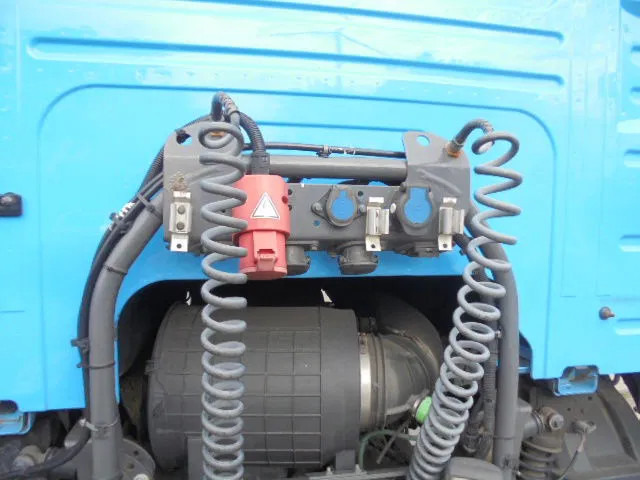 Tractor unit Volvo FM FM 330 TRS KOELUNIT NL TRUCK TUV-APK 19-12-2025: picture 8 Tractor unit Volvo FM FM 330 TRS KOELUNIT NL TRUCK TUV-APK 19-12-2025: picture 8